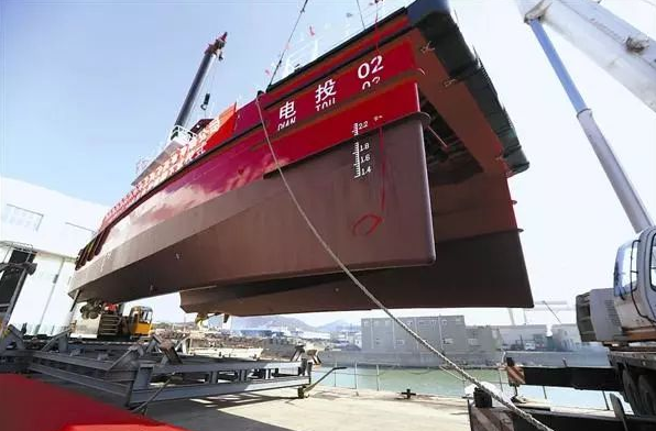 国内首艘20米双体全铝合金高速风电运维船在连下水